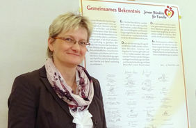 Dr. Kerstin Wagner signed the re-commitment of "Jenaer Bündnis für Familie" (credit: FLI).