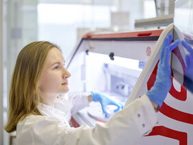 Anastasiia Shcherbakova using the Singer Rotor+ robot. (Photo: Anna Schroll)