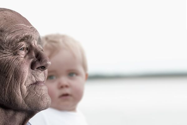 Old man and small child (Source: Gerd Altmann/Pixabay)