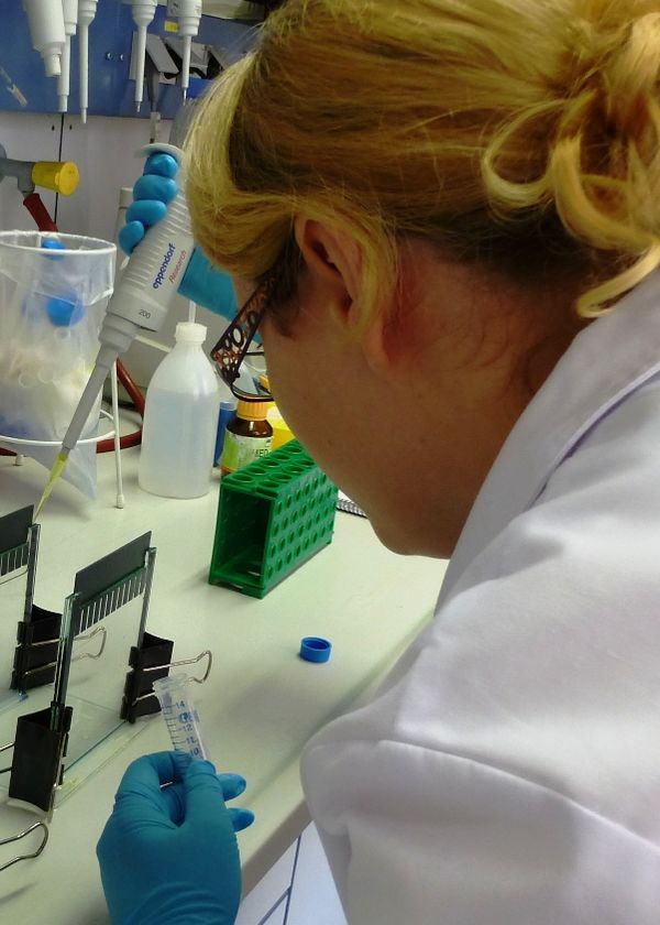 Auszubildende zur Biologielaborantin am FLI Auszubildende zur Biologielaborantin am FLI