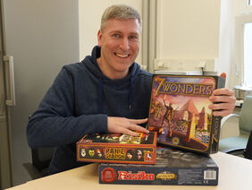 Spielfan Michael Reuter mit einigen Favoriten der Games nigtht. (Foto: FLI)