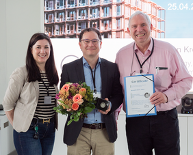 Research Award winner Prof. Dr. Jan Krönke between Dr. Sonja C. Schätzlein (conference co-organizer, FLI), Prof. Dr. Ludger Wessjohann (speaker of the Leibniz Research Network on Active Pharmaceutical Ingredients, IPB Halle). (Photo: Bernd Rupp)