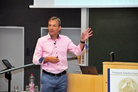 Prof. Dr. Christoph Englert beim Vortrag (Foto: FLI)