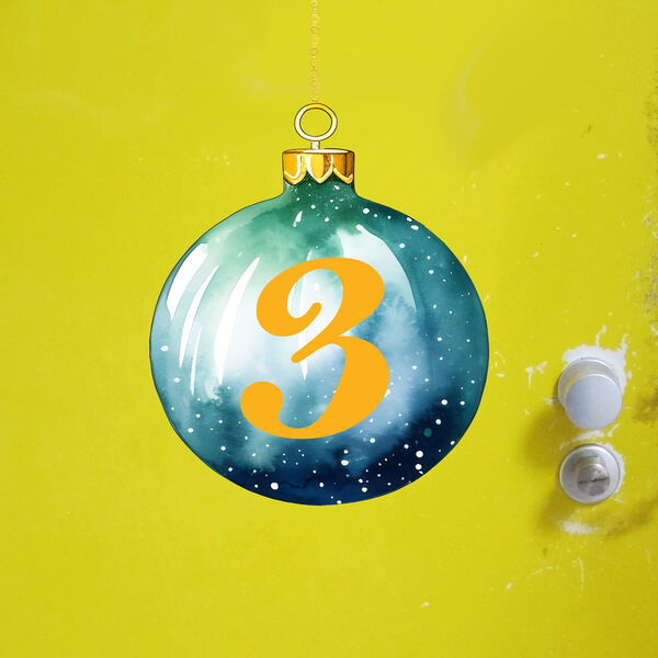 Door with christmas bauble no. 3, graphic by Gill Eastwood on pixabay