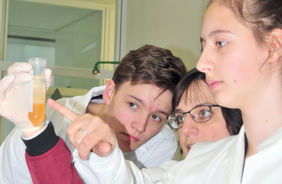 Schüler beim Laborexperiment