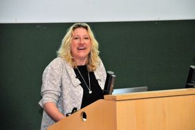 Keynote speaker at JAM: Stem cell researcher Prof. Dr. Emmanuelle Passegué from Columbia University, New York, USA (Photo: Magdalena Voll / FLI)