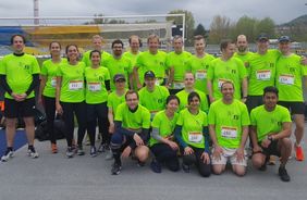 24 runners from 12 nations in 8 teams