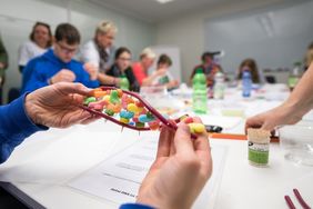 DNA-Basteln mit Süßigkeiten oder Perlen (Foto: FLI/Thomas Müller)