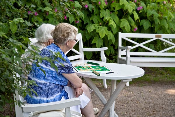 Alte Damen spielen Scrabble