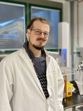 Emilio Cirri in der Core Facility Proteomics (Foto: FLI)
