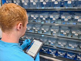 Clemens Peters in front of fish boxes (Photo: FLI)