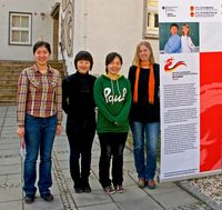 Nachwuchswissenschaftlerinnen der landwirtschaftlichen Universität Peking (CAU) mit der Betreuerin Dr. Claudia Müller vom FLI.